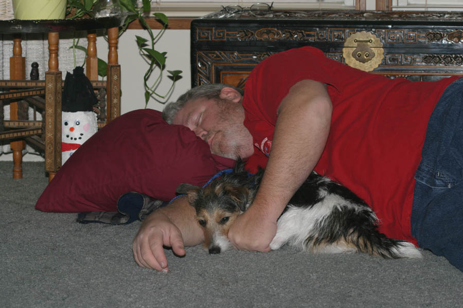 Dad sleeping with Daisy under arm (75mm, f/8, 1/80 sec)<!--CRW_2035.CRW-->